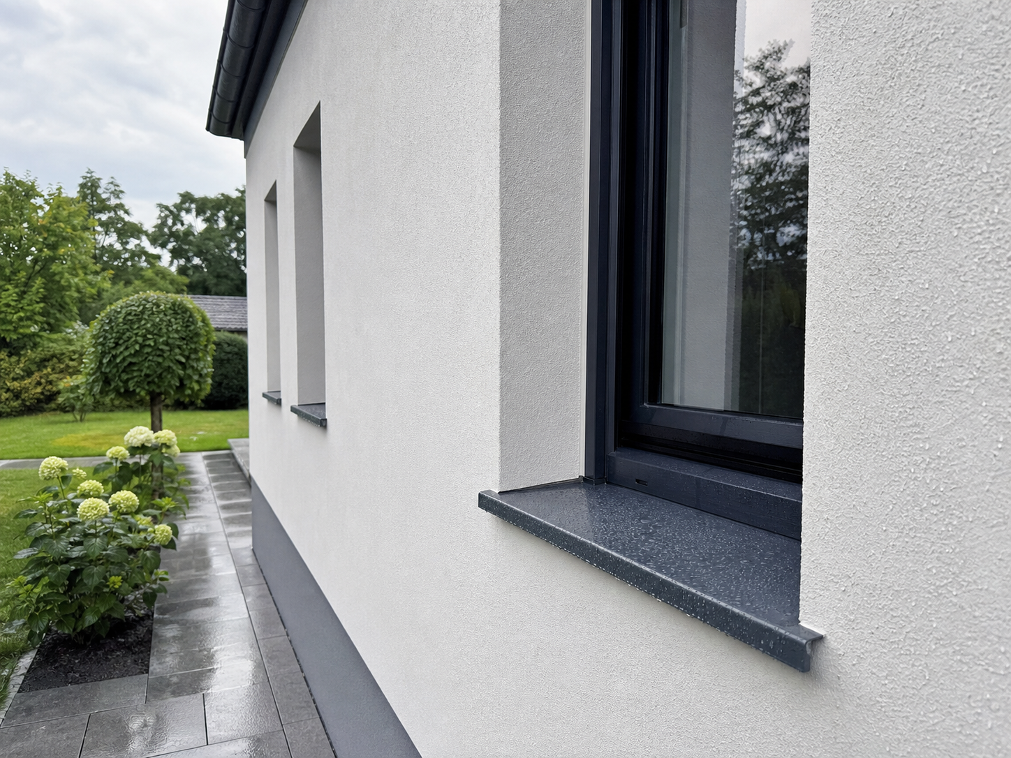 Professionelle Fassadenreinigung in Hannover – saubere Hausfassade nach Behandlung durch Sanierfix24