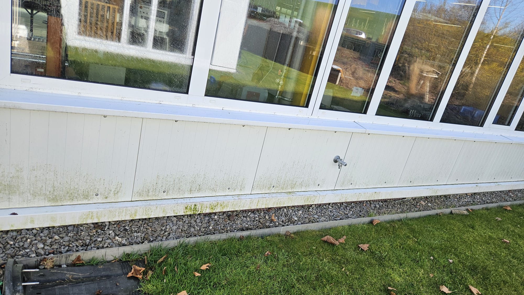 Gewerbefassade Sockel Grünbelag Vorher