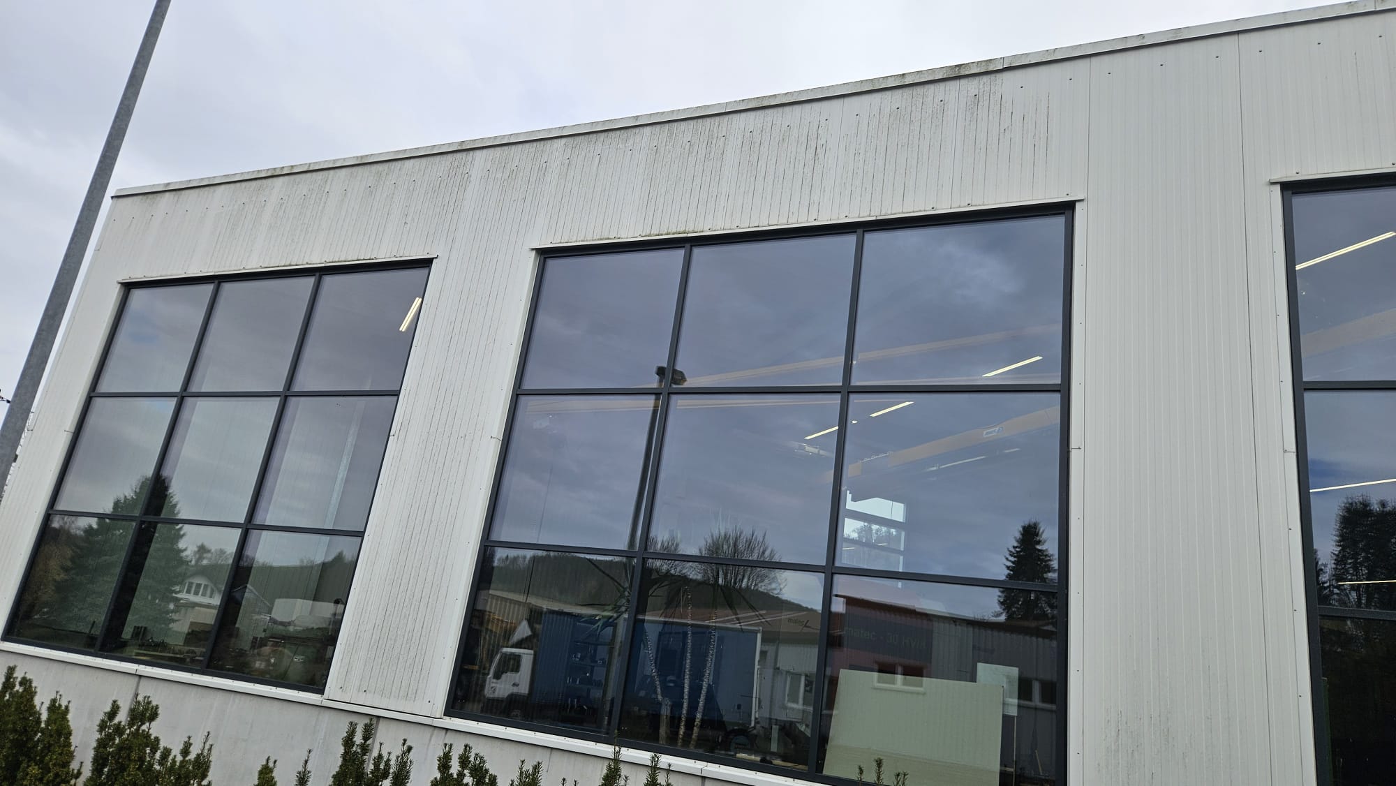 Gewerbefassade Trapezblech Vorher