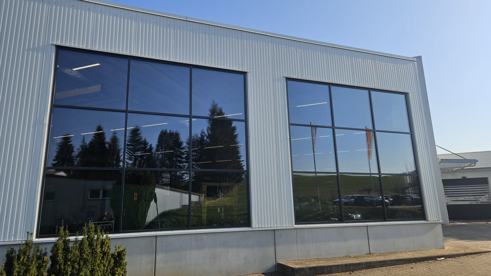 Gewerbefassade Trapezblech Winkel 2 Nachher