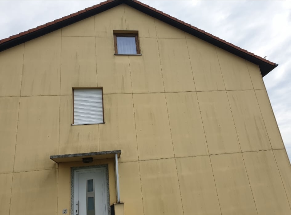 Fassadenreinigung gelbe Putzfassade EFH Vorher