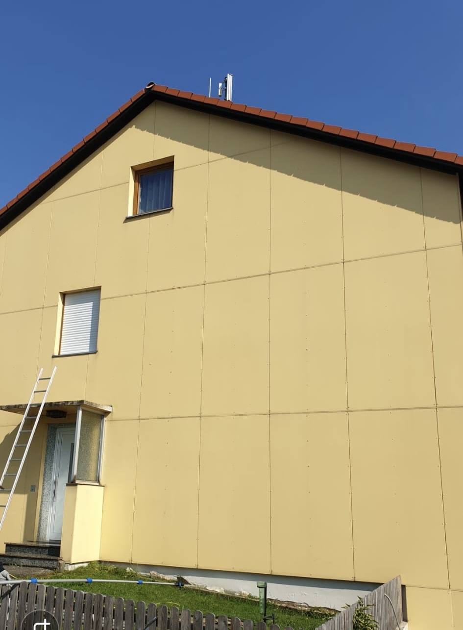 Fassadenreinigung gelbe Putzfassade EFH Nachher