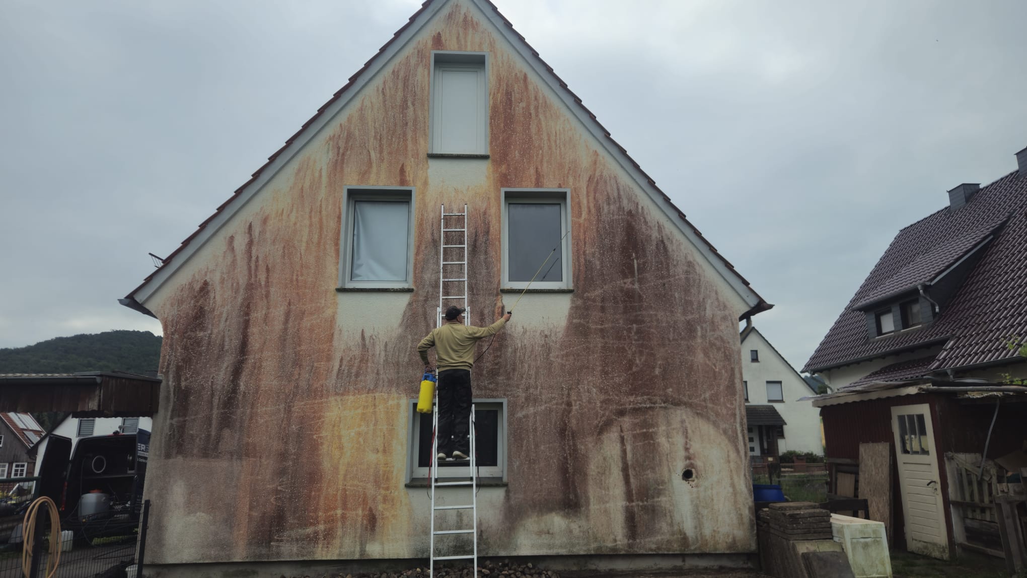 Fassadenreinigung Schritt 1 Ausgangszustand