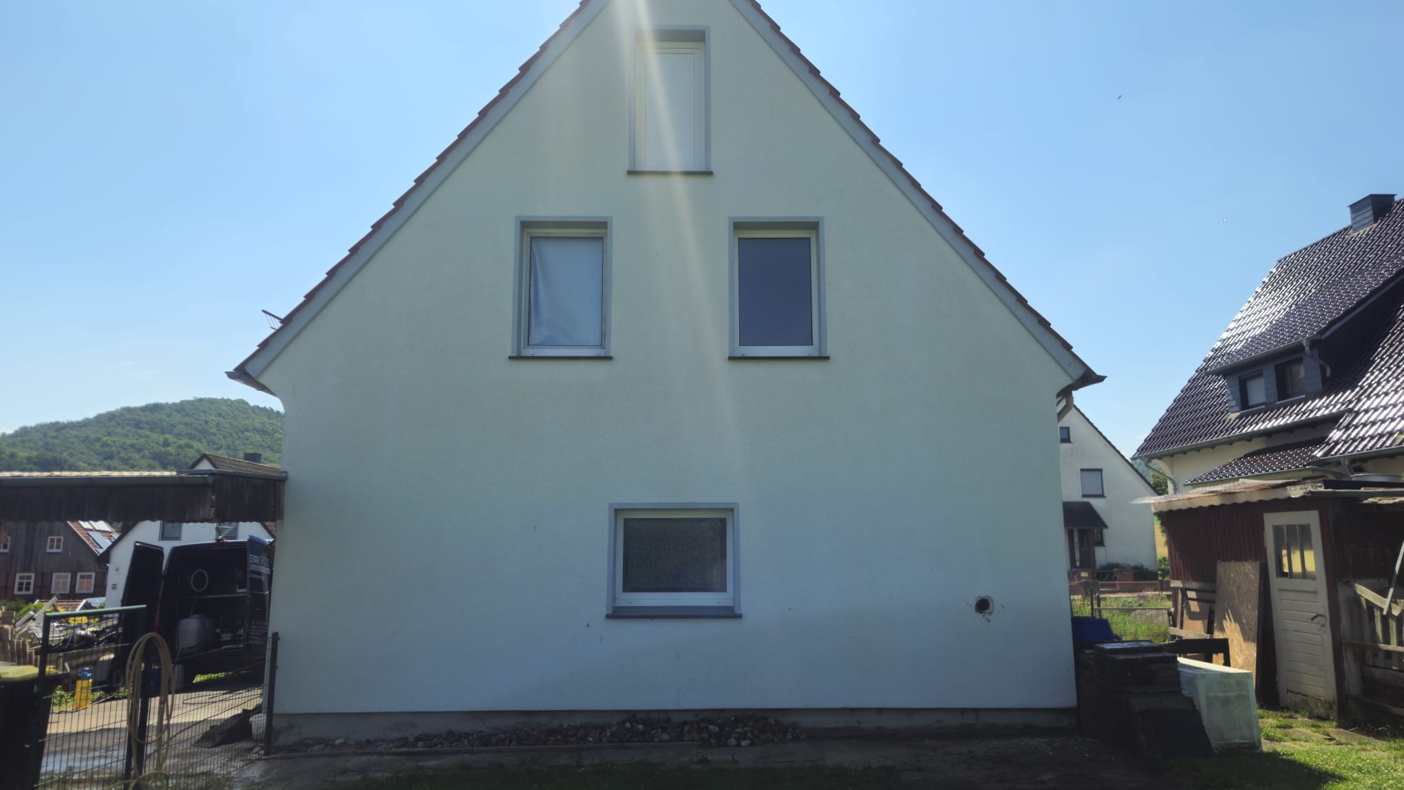 Fassadenreinigung Schritt 3 Reinigung im Fortschritt